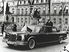 Mercedes-Benz Typ 600 (Baureihe W 100, 1964 bis 1981). Queen Elizabeth II. und der Ministerpräsident von Baden-Württemberg, Kurt-Georg Kiesinger, beim Staatsbesuch 1966 in Stuttgart in einem Pullman-Landaulet.